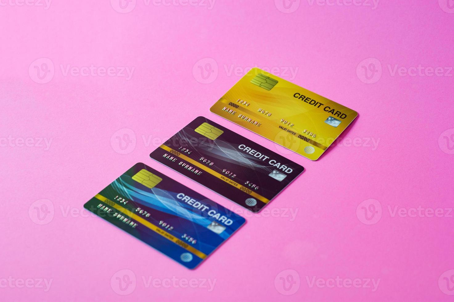 carta di credito su sfondo rosa foto