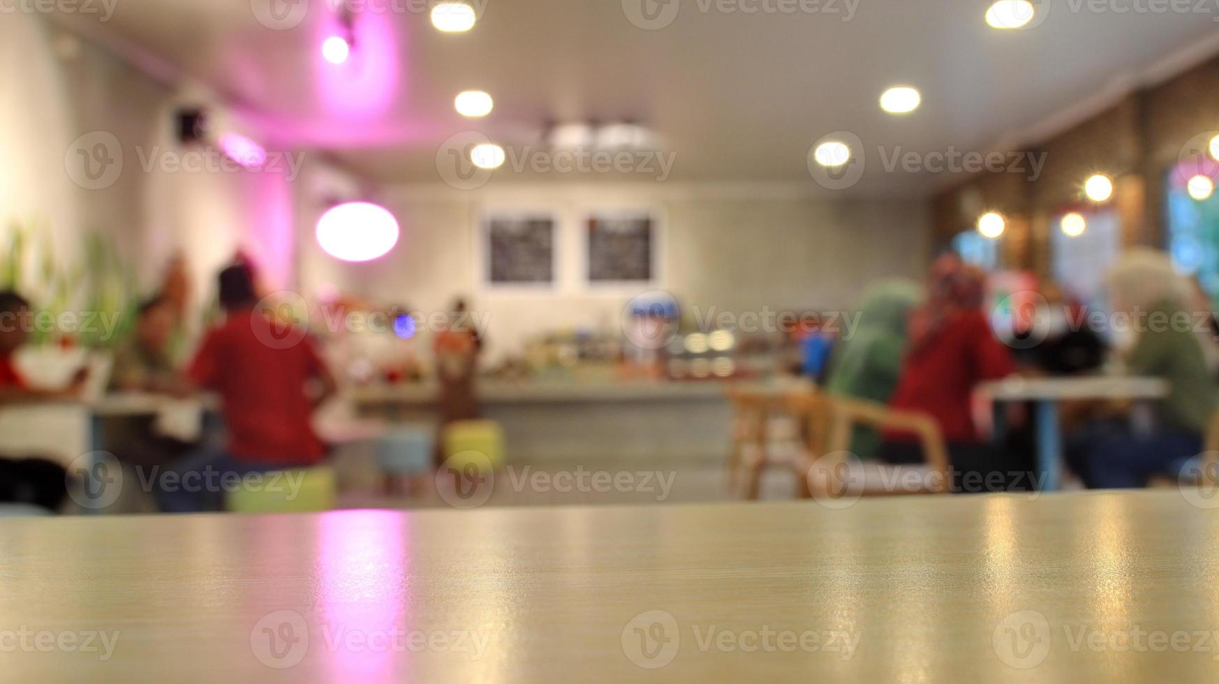 sfocare le persone nella sala ristorazione a buffet foto