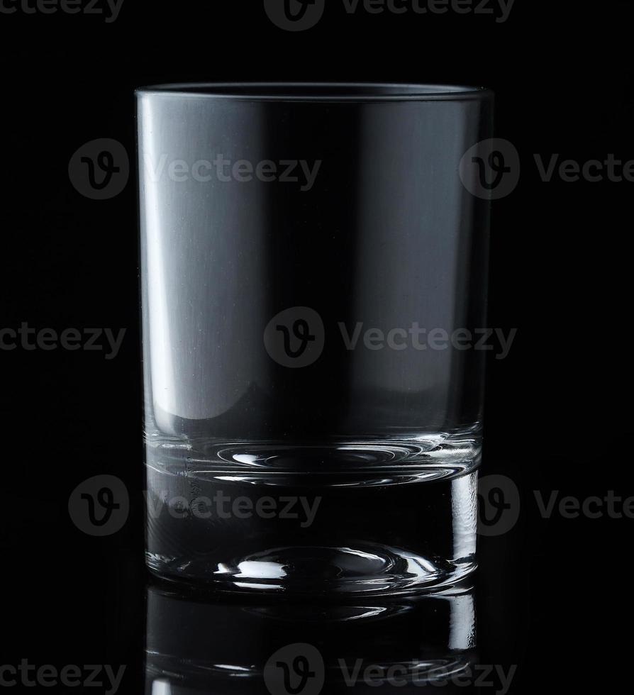 bicchiere d'acqua o whisky e vino. bicchiere vuoto per bevande alcoliche su sfondo nero. foto