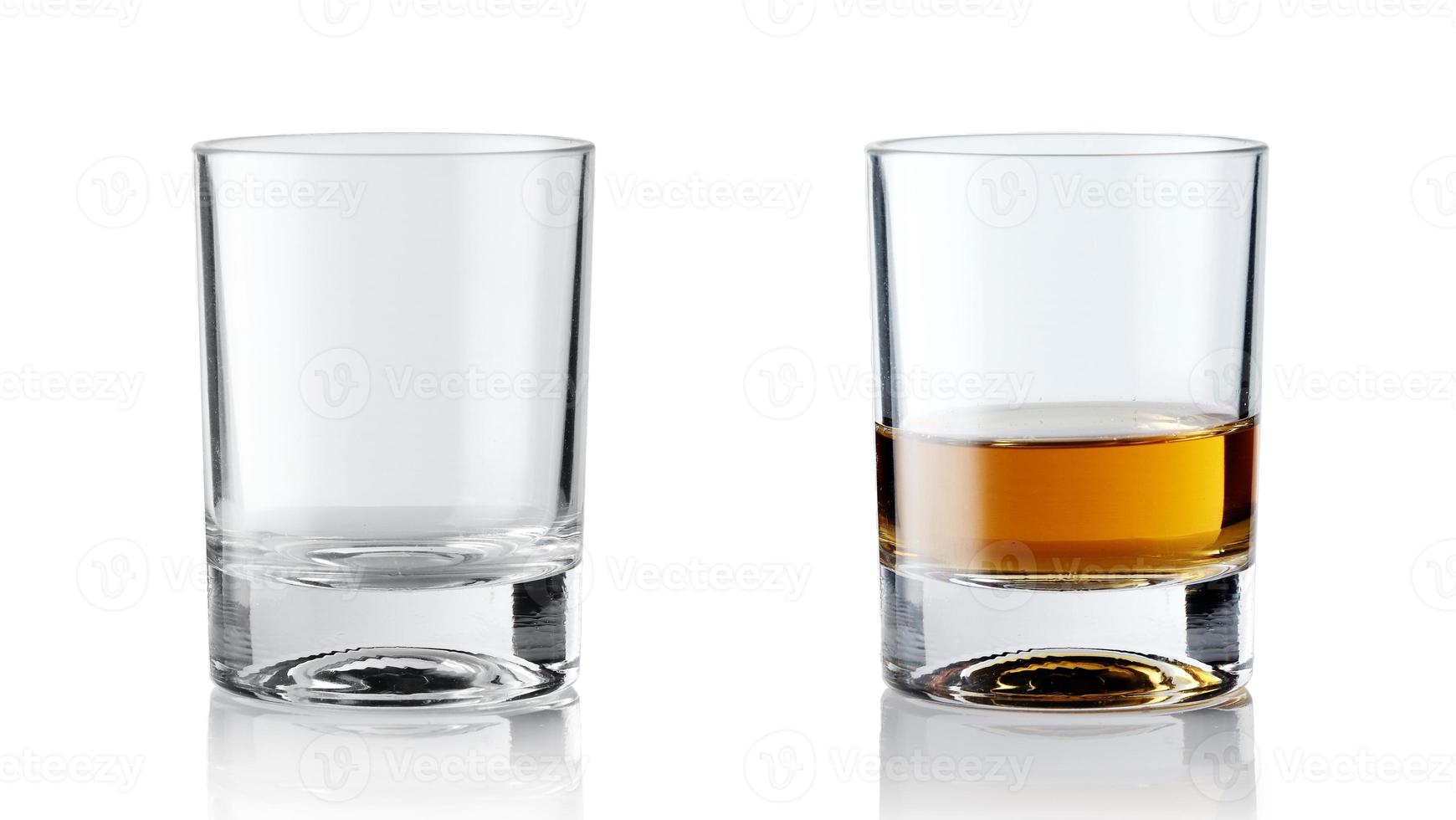 set di bevande alcoliche. whisky scozzese in vetro elegante su sfondo bianco. foto