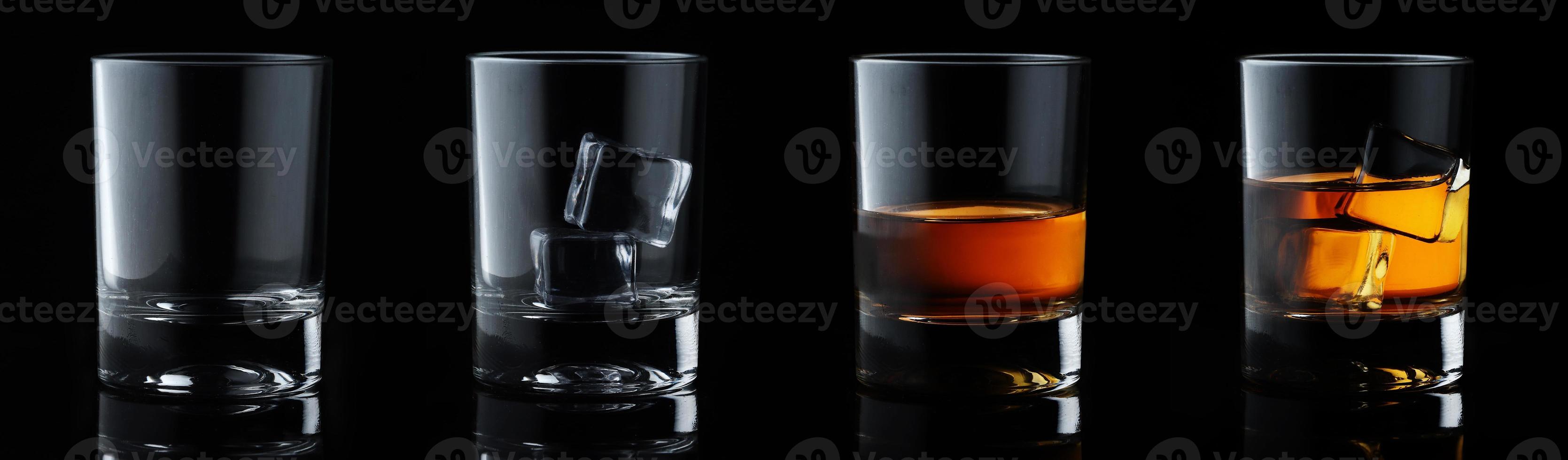 set di bevande alcoliche. whisky scozzese in vetro elegante con cubetti di ghiaccio su sfondo nero. foto