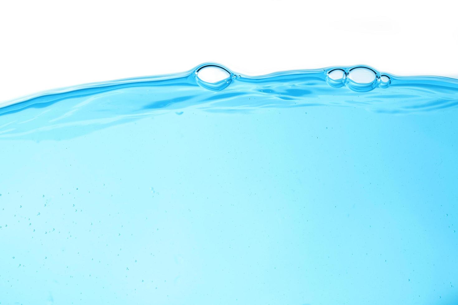 acqua superficiale blu e bolla d'aria isolata su sfondo bianco foto