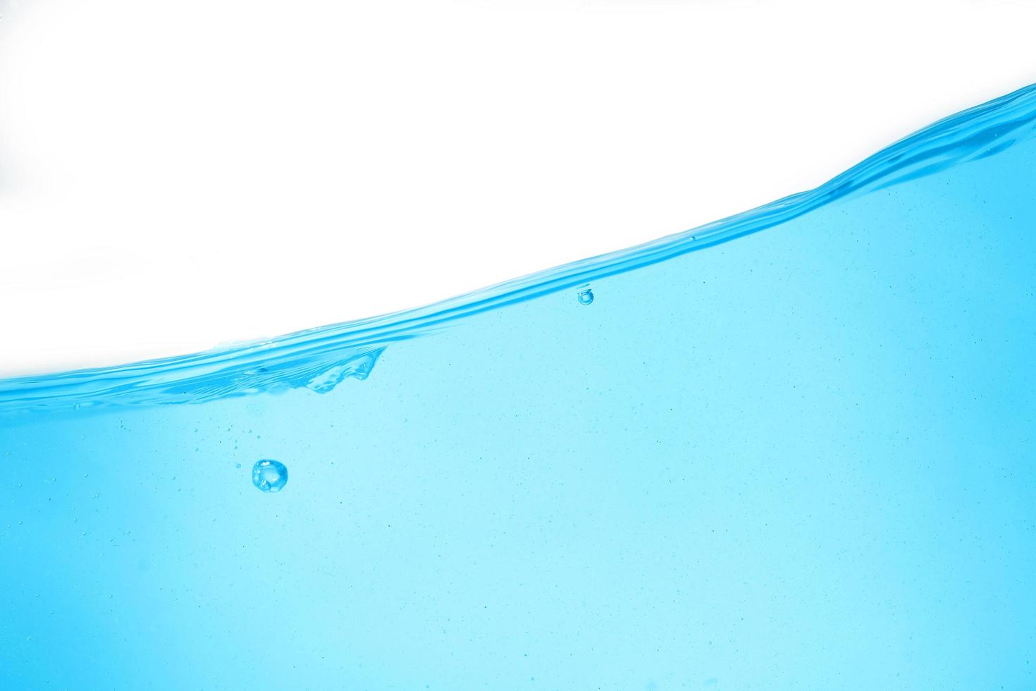 acqua superficiale blu e bolla d'aria isolata su sfondo bianco foto