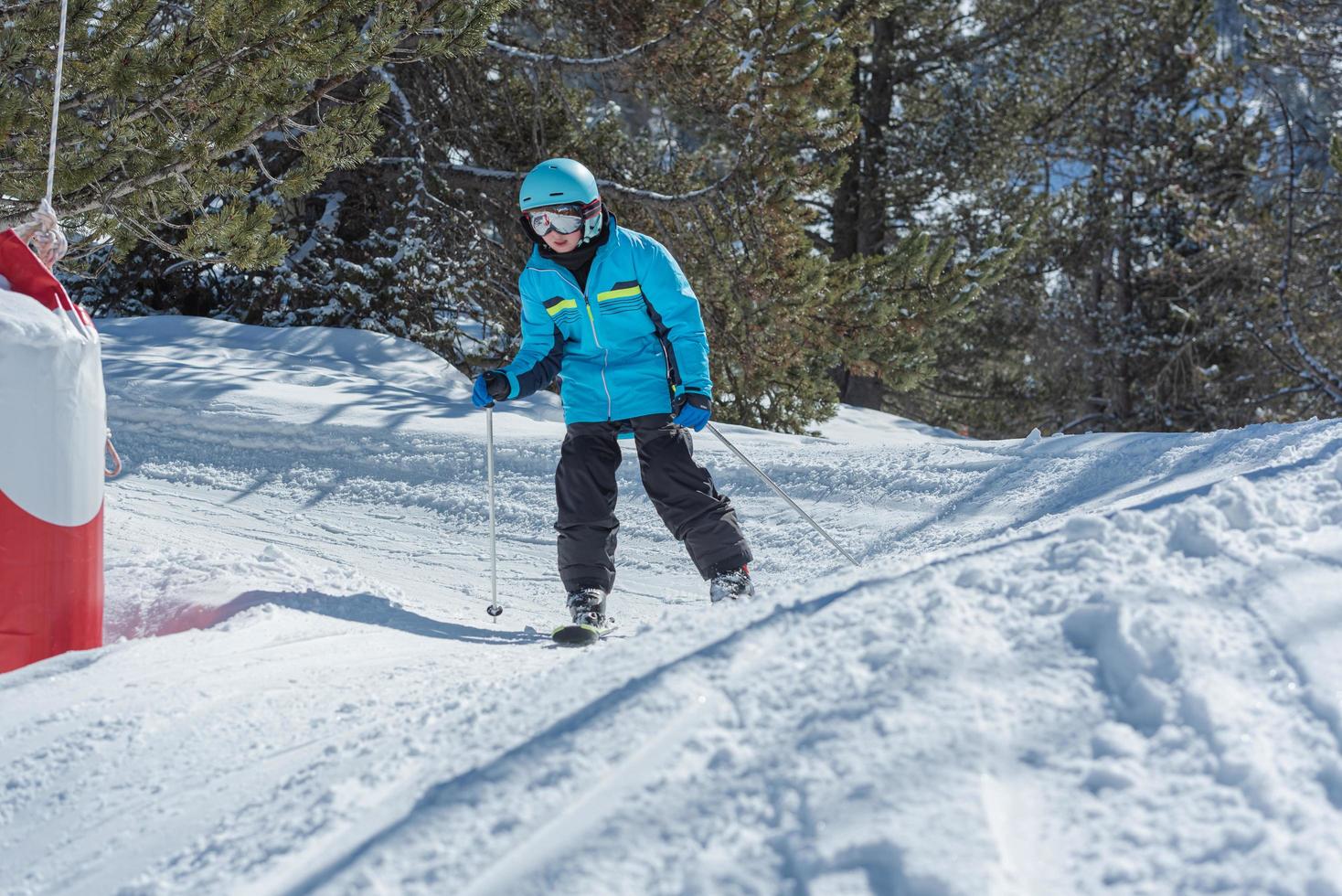 grandvalira, andorra . 2022 marzo 15. persone che sciano sulle piste della stazione sciistica di grandvalira ad andorra nel 2022. foto