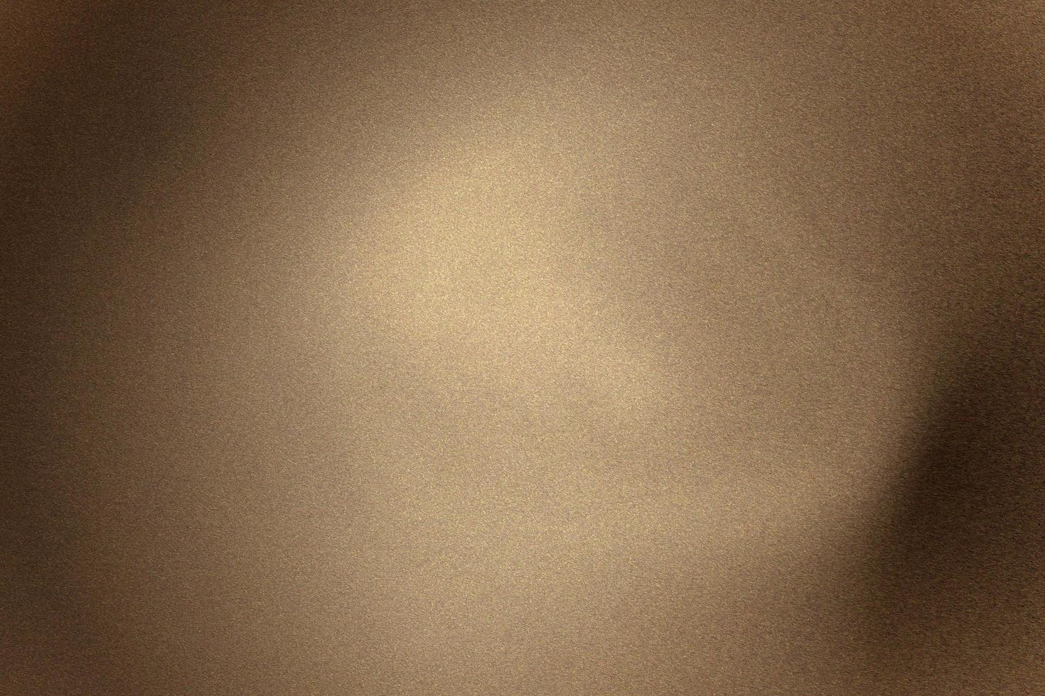 luce che brilla sul pannello metallico a onda marrone in una stanza buia, sfondo a trama astratta foto