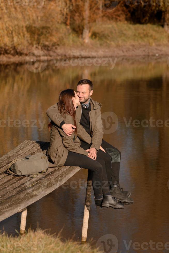 coppia adorabile che trascorre la giornata autunnale all'aperto foto