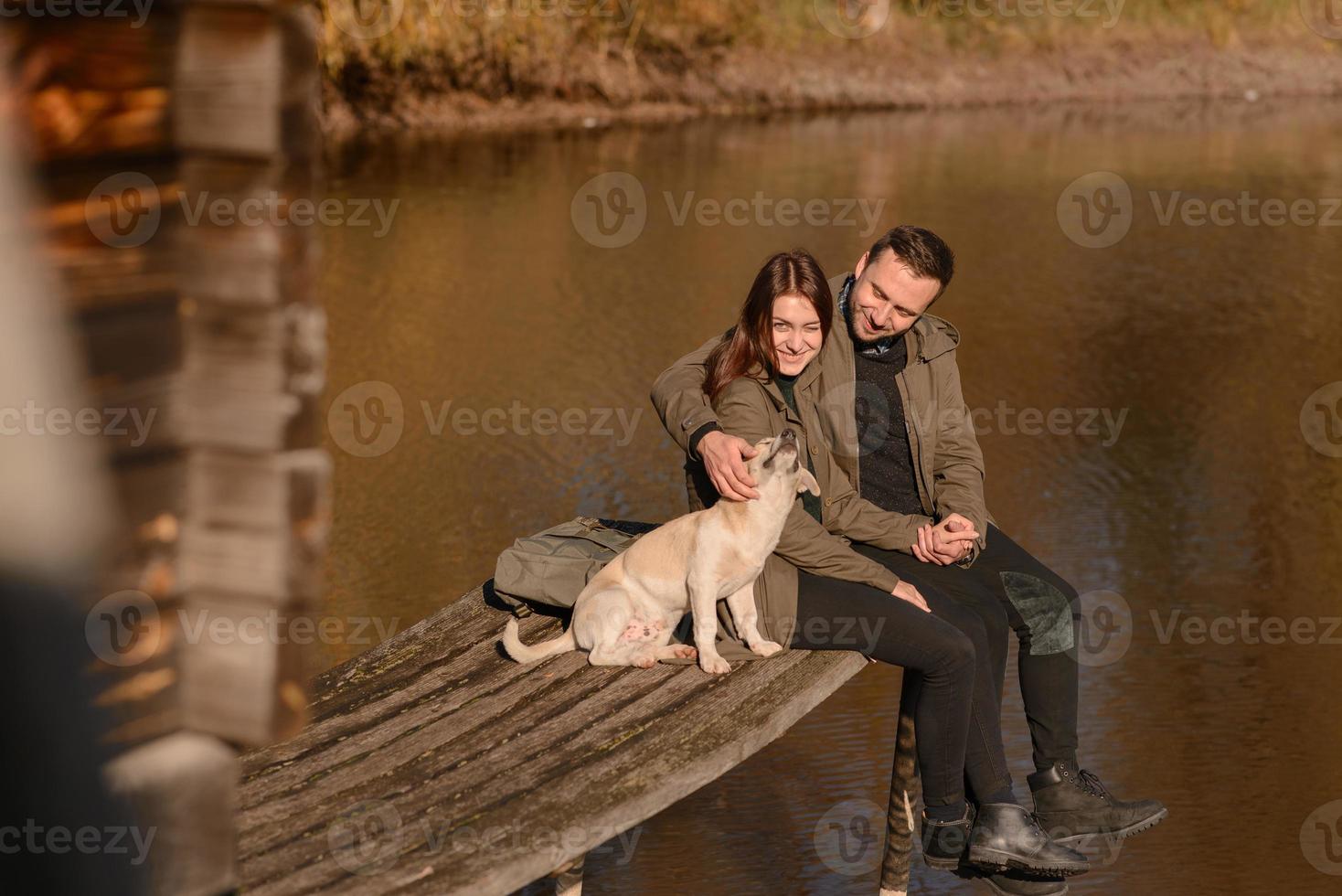 coppia adorabile che trascorre la giornata autunnale all'aperto foto