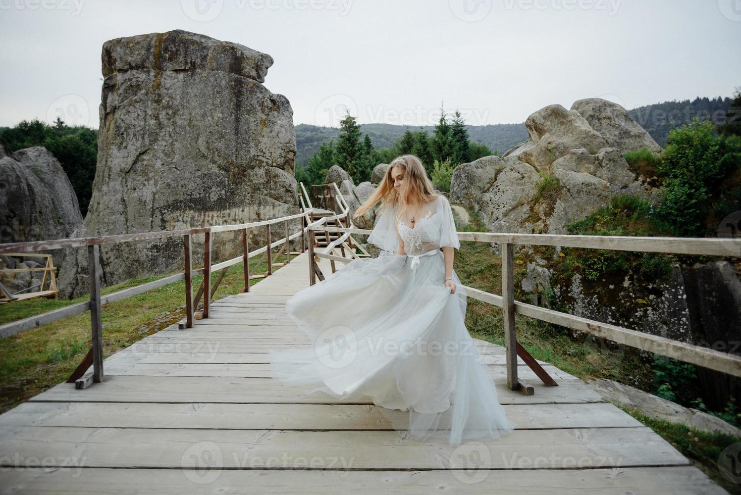 ritratto di una sposa in montagna. foto