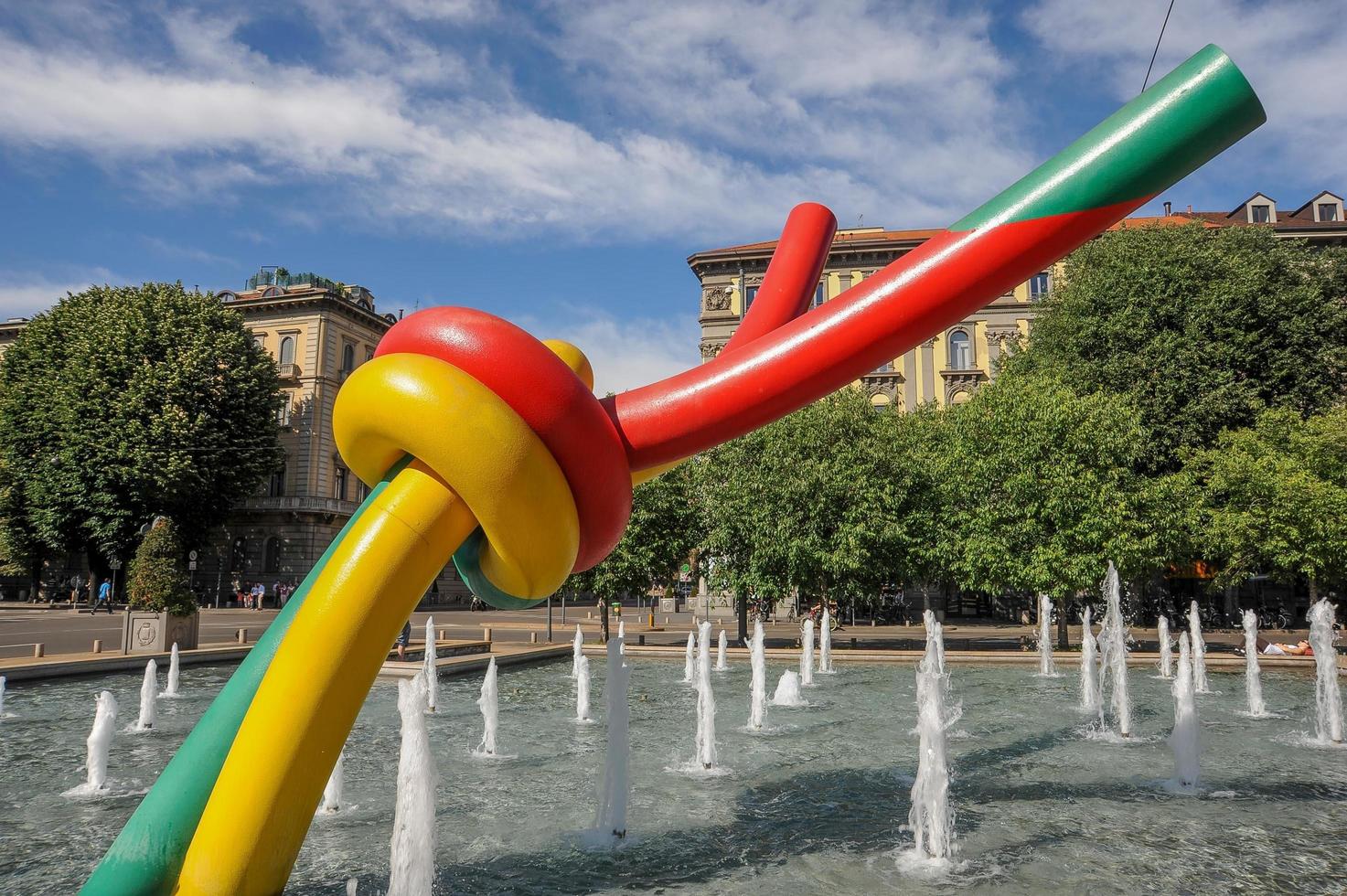 milano italia 2014 scultura che rappresenta ago e filo in omaggio alla moda in piazza cadorna a milano foto