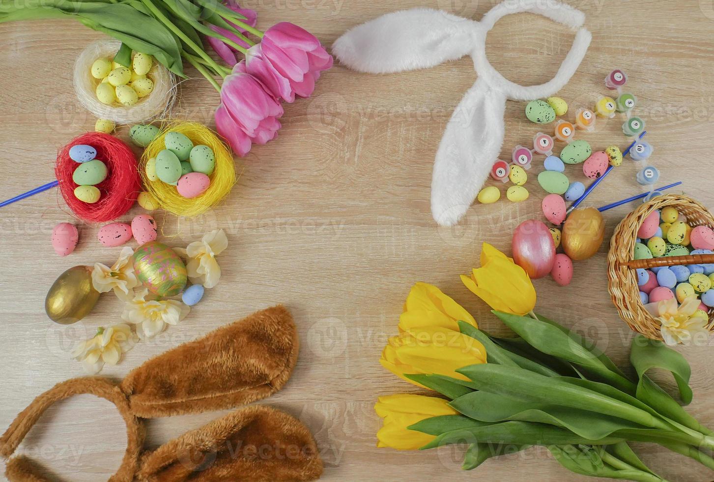 sfondo di pasqua. coniglietti di buona pasqua. bandiera di buona pasqua. tulipani. Pasqua. striscione. copia spazio foto