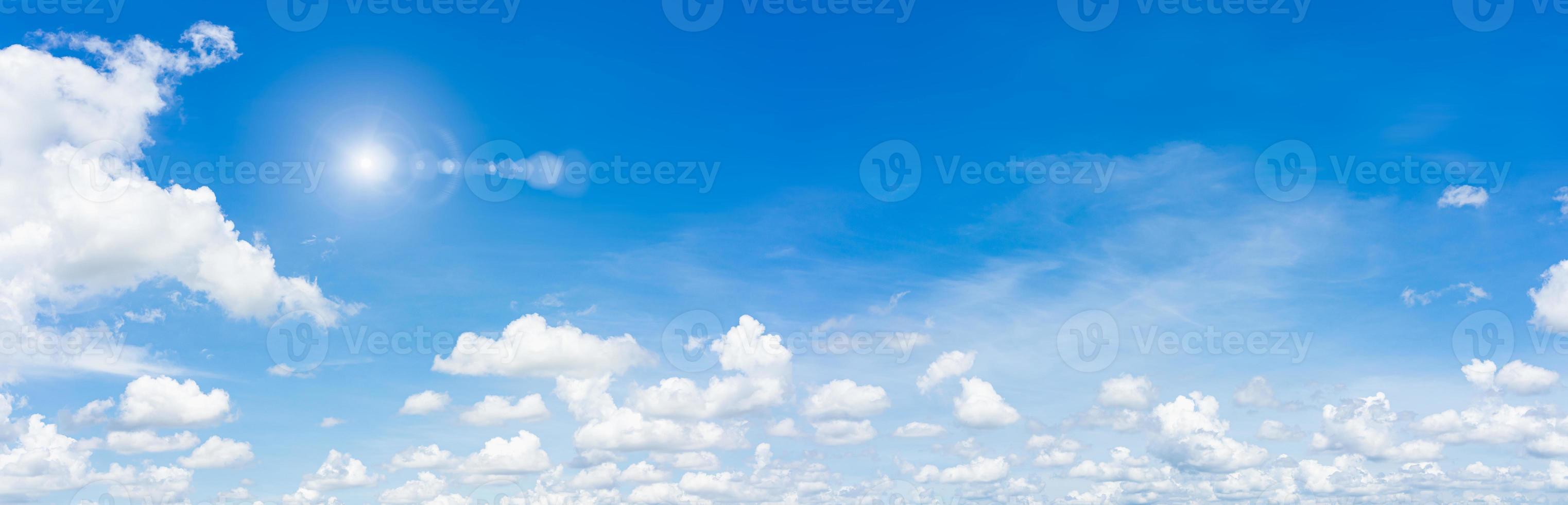 panorama azzurro del cielo e nuvole con sole e luce diurna sullo sfondo naturale. foto