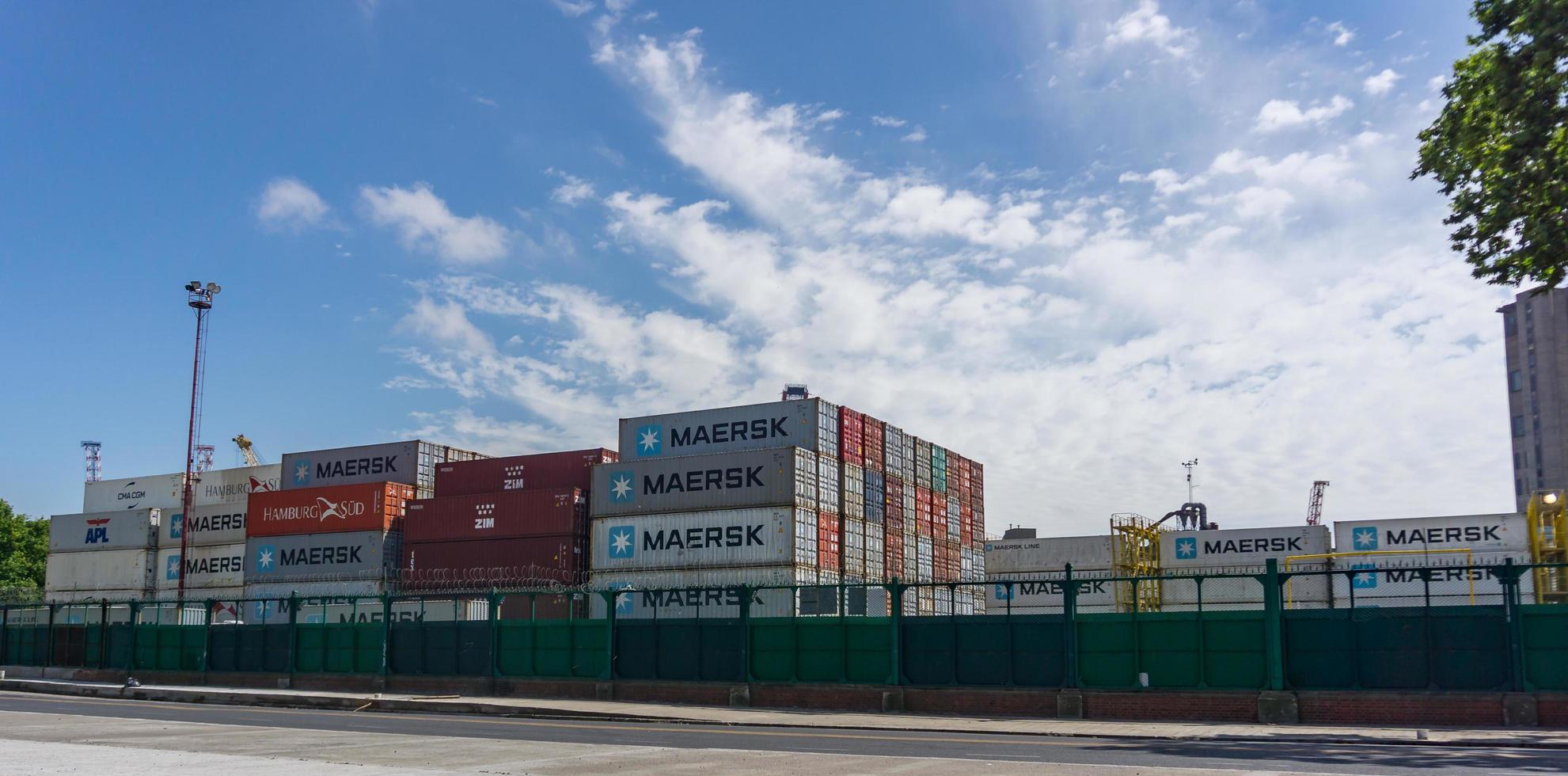 buenos aires, argentina, 2019. contenitori in attesa all'aperto foto