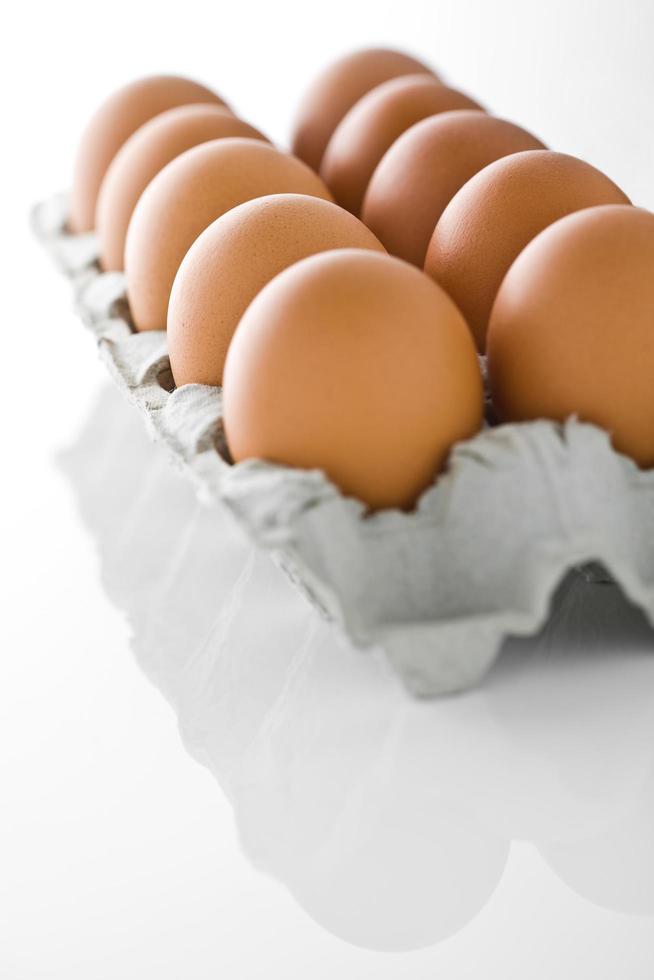 uovo in cartone isolato su bianco. foto