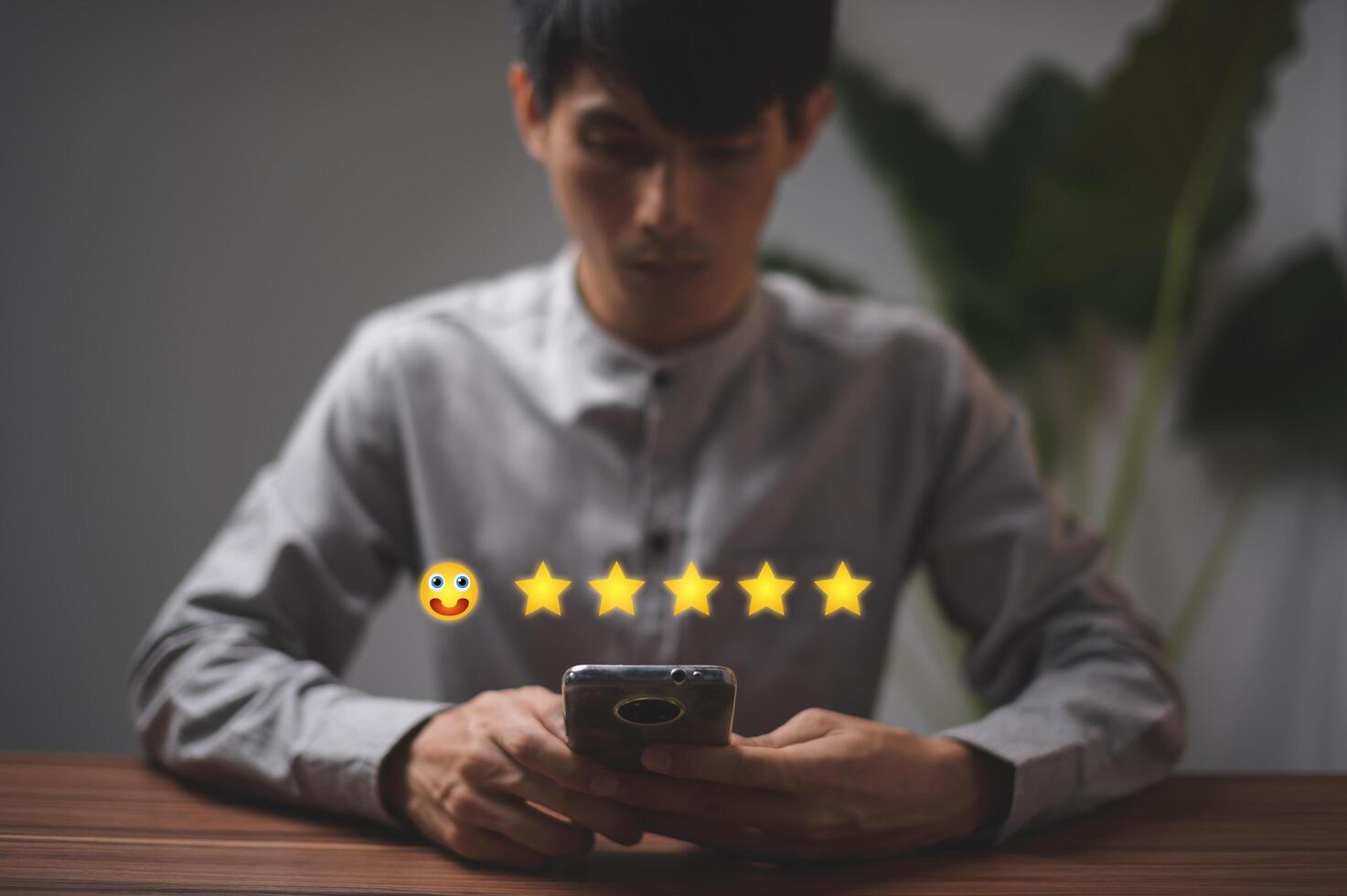 feedback sulla soddisfazione delle recensioni dei clienti, valutazione dell'utente sull'esperienza del servizio sull'applicazione online foto