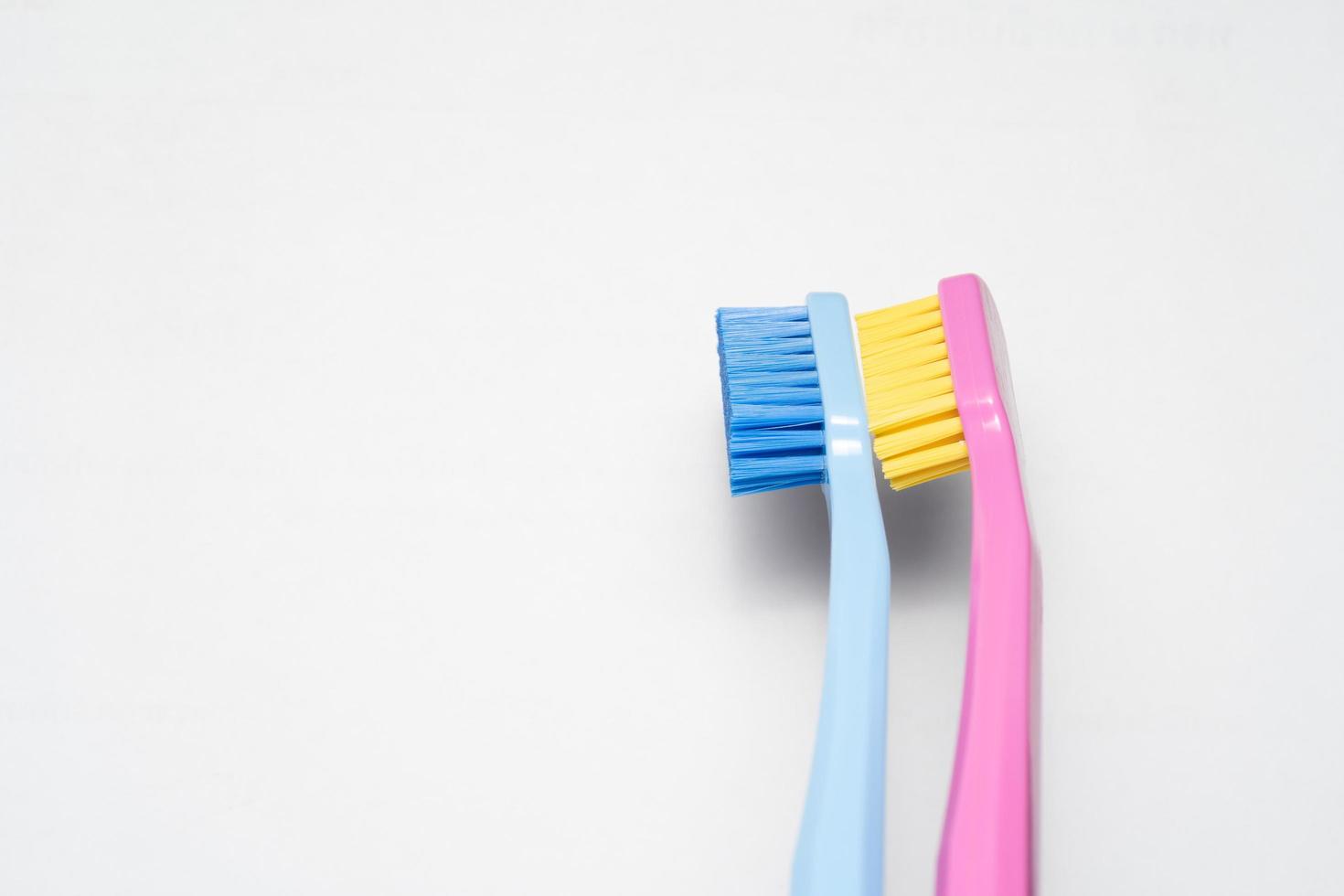un concetto di uno spazzolino da denti di coppia innamorato. gli spazzolini da denti trasmettono il rapporto umano tra un uomo e una donna. foto