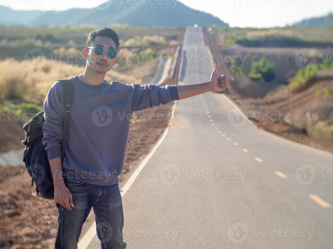 uomo su strada foto