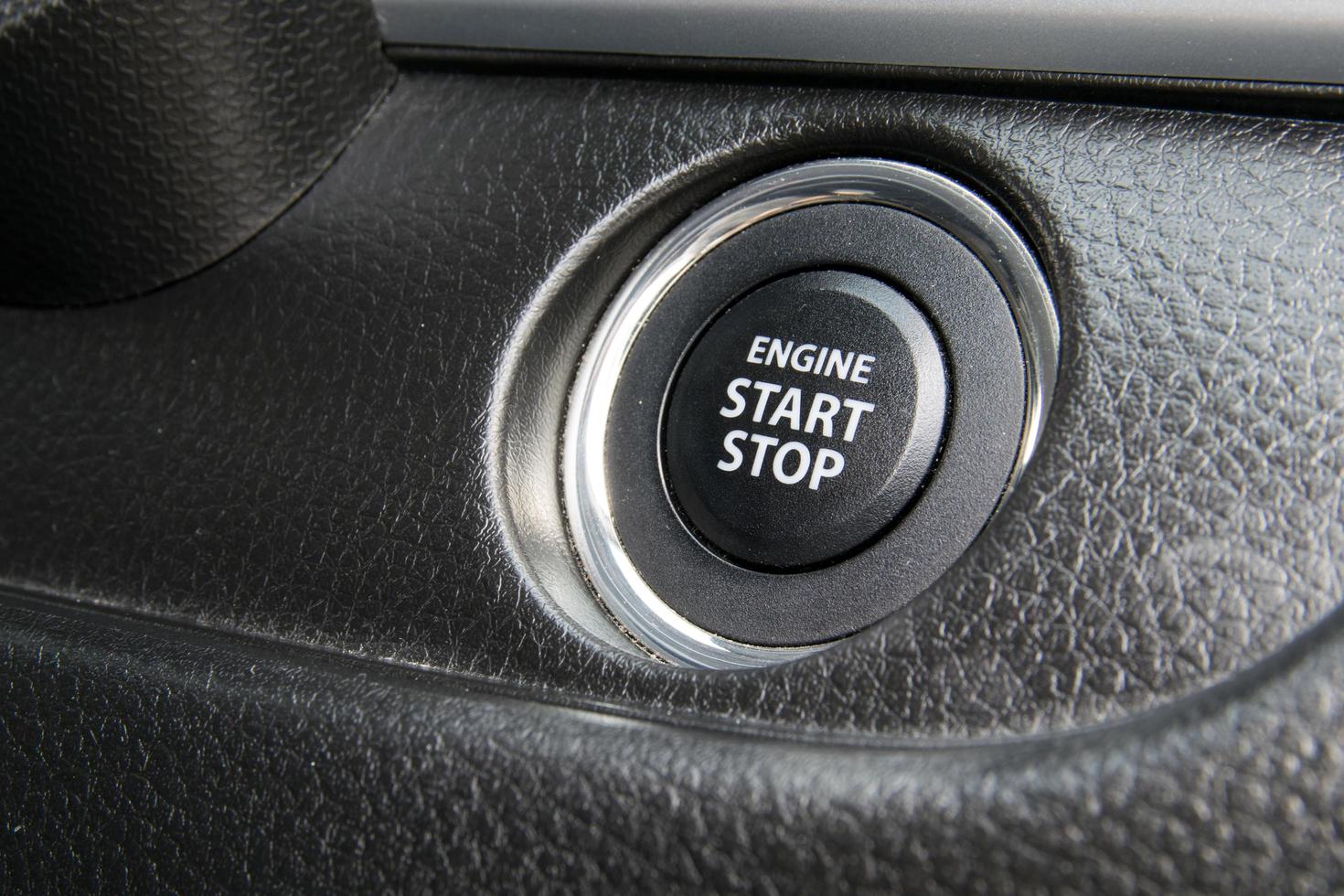pulsante di arresto dell'avvio del motore da un moderno interno di un'auto foto