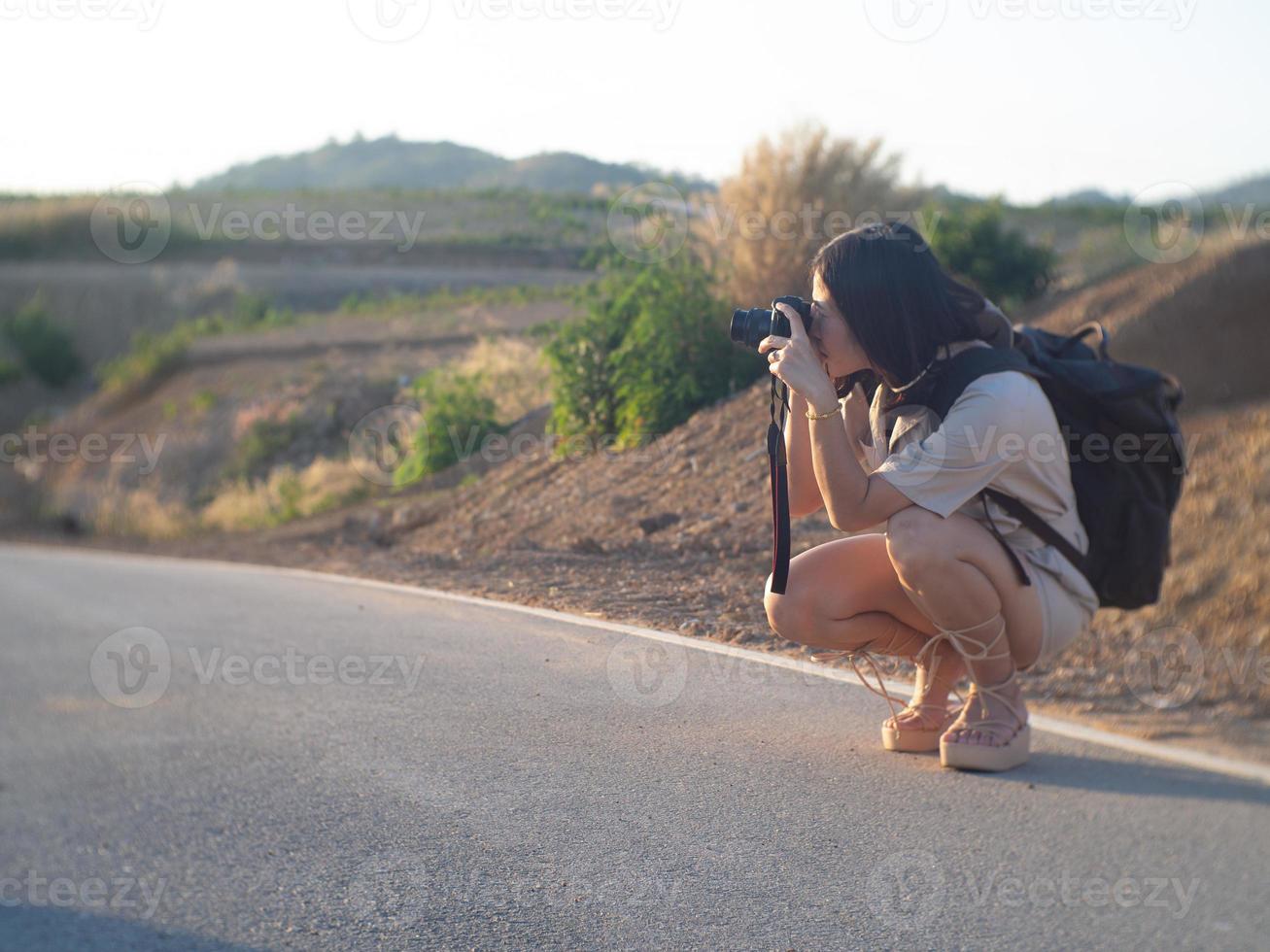 donna su strada e fotocamera foto
