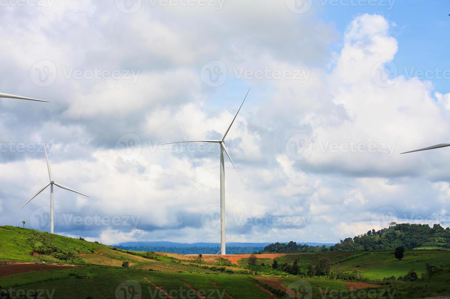 turbine eoliche con le nuvole e il cielo foto