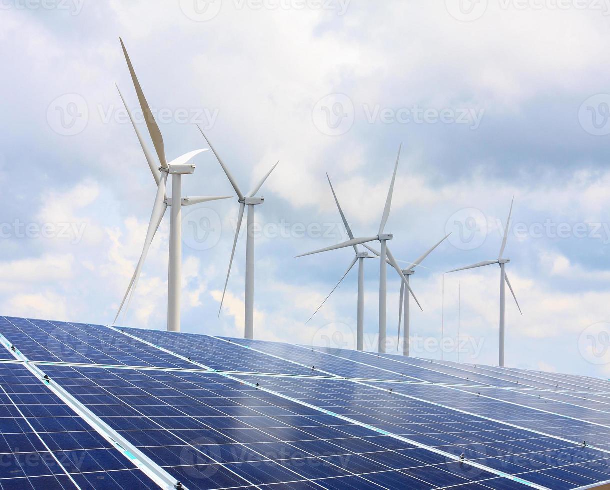 pannelli solari e turbine eoliche con le nuvole e il cielo foto