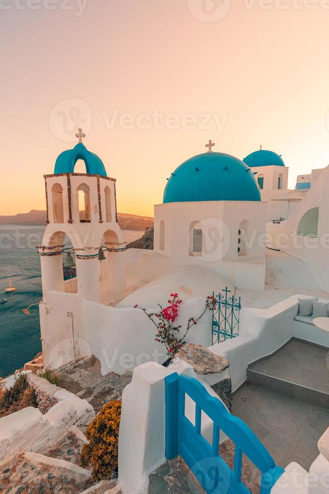 incredibile vista serale dell'isola di santorini. pittoresco tramonto primaverile sulla famosa oia, grecia, europa. sfondo del concetto di viaggio. destinazione per le vacanze estive foto