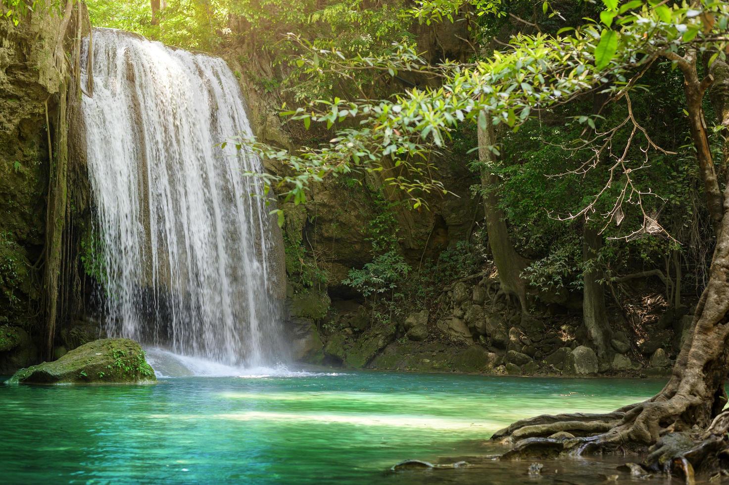bella cascata e piscina color smeraldo nella foresta pluviale tropicale in tailandia. foto