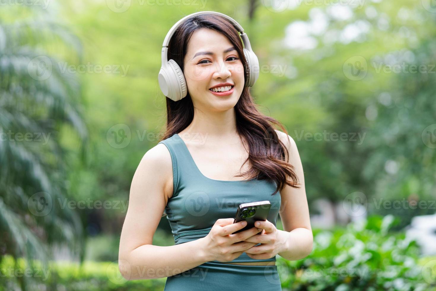 donna asiatica che si esercita al parco foto