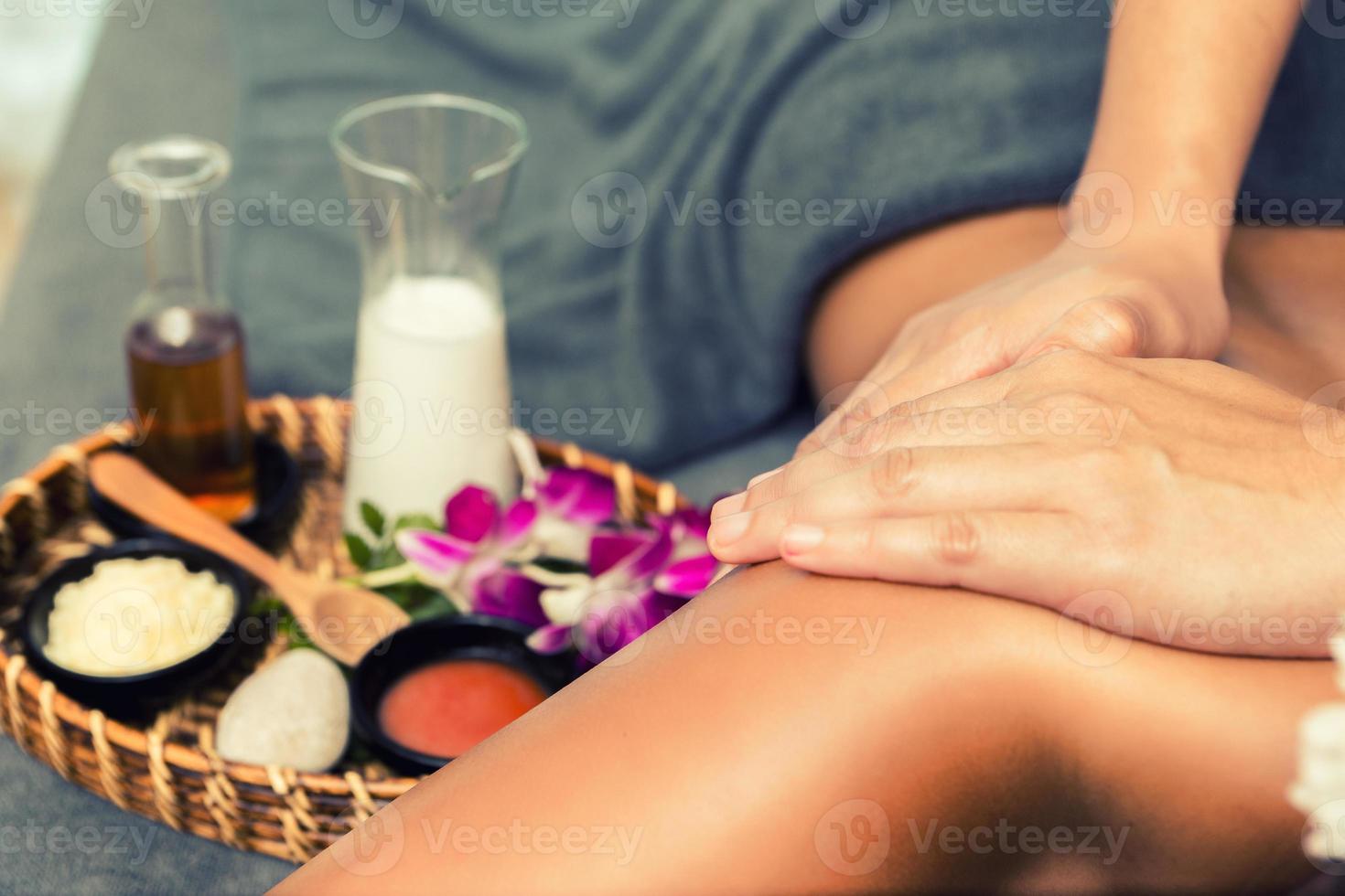 massaggi e cura del corpo. giovane donna pelle abbronzata o miele che riceve spalle rilassanti che si massaggiano in una casa termale. bella donna con massaggio nel salone spa per cure di bellezza. foto