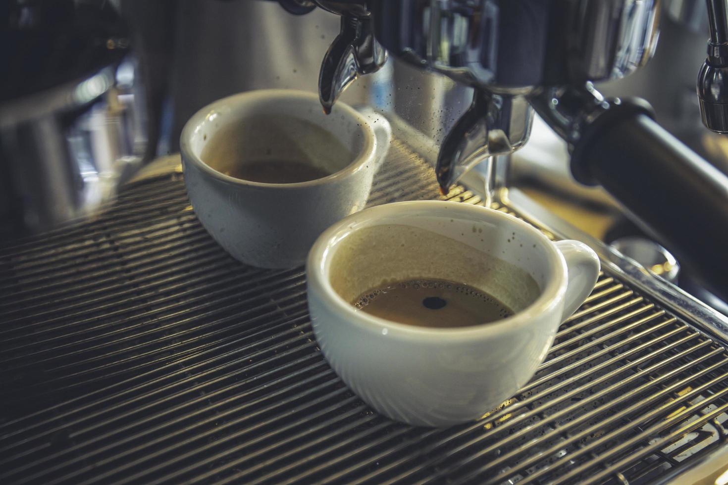 preparare una tazza di caffè su una macchina per caffè espresso. foto