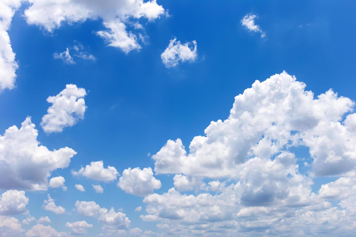 sfondo del cielo blu con nuvole foto