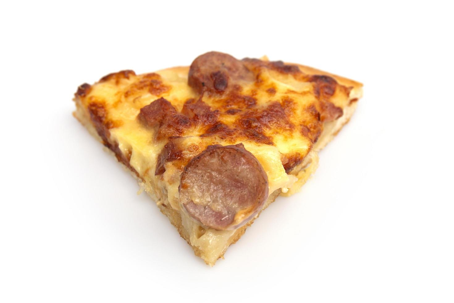 pizza isolata su sfondo bianco. foto