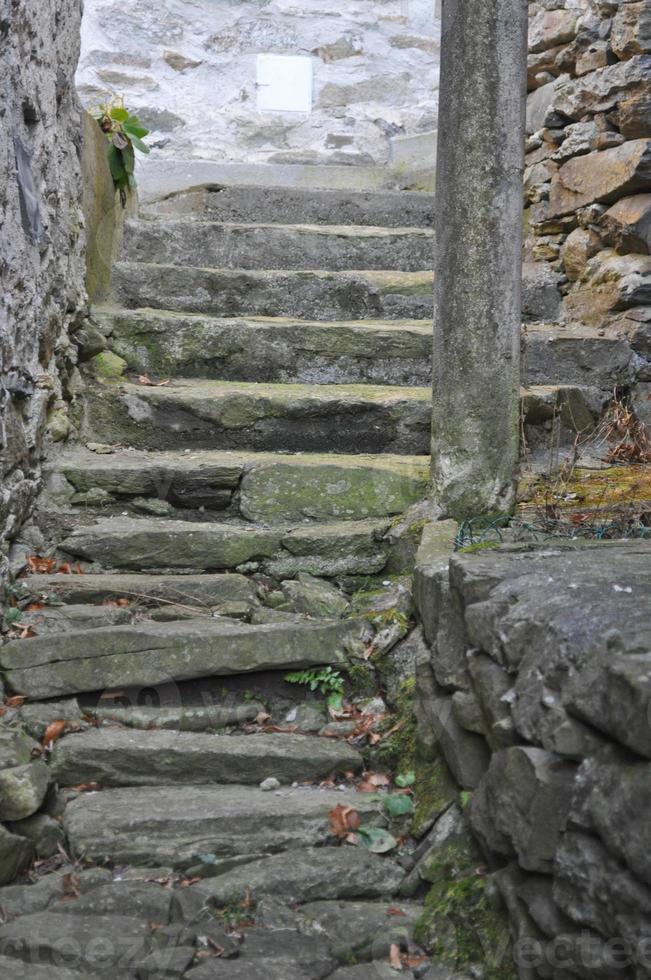 antica scala in pietra tradizionale sulle montagne foto