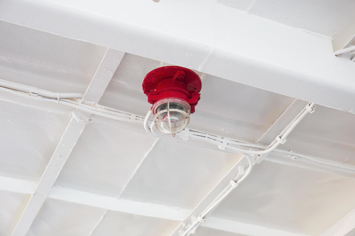 primo piano di lampadine rosse sul soffitto della nave. foto