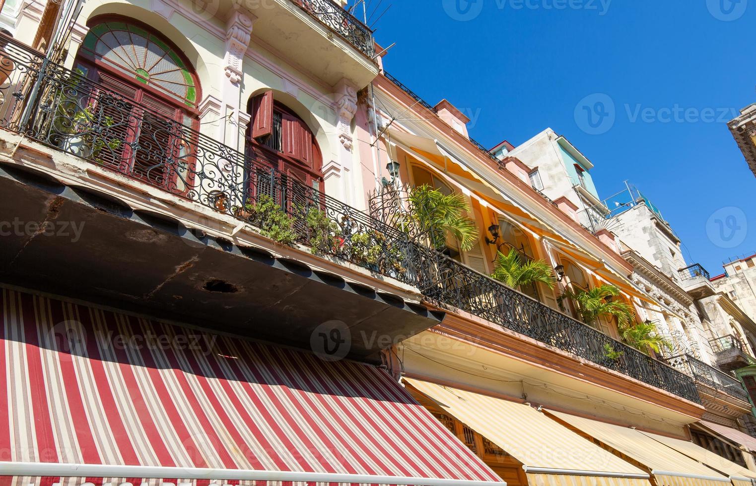 pittoresche strade colorate dell'Avana Vecchia nel centro storico della città di L'Avana vicino a Paseo El Prado e Capitolio foto