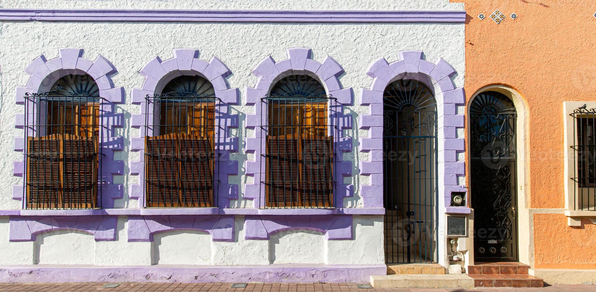 messico, mazatlan, colorate strade della città vecchia nel centro storico della città foto