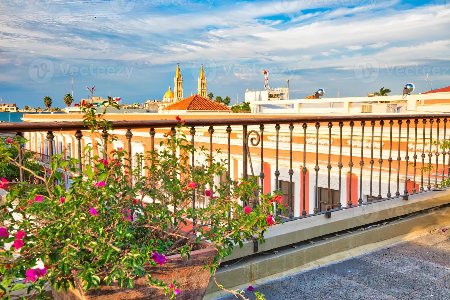 tetto dell'hotel mazatlan che si affaccia sulle pittoresche strade della città vecchia nel centro storico foto