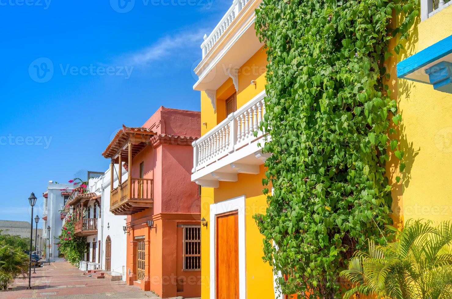 colombia, pittoresche strade colorate di cartagena nello storico quartiere di getsemani vicino alla città murata foto