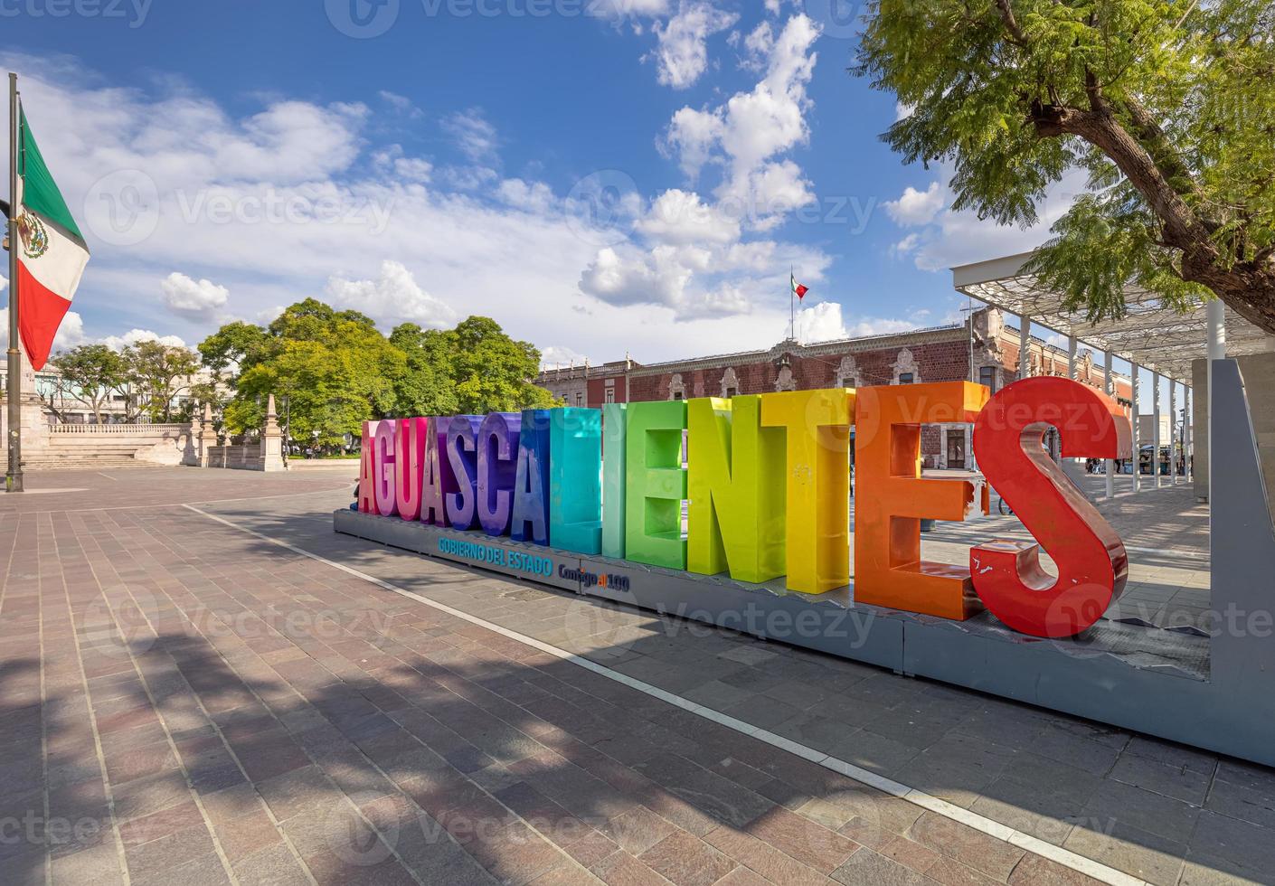 lettere colorate di aguascalientes piazza centrale plaza de la patria di fronte alla cattedrale di aguascalientes foto