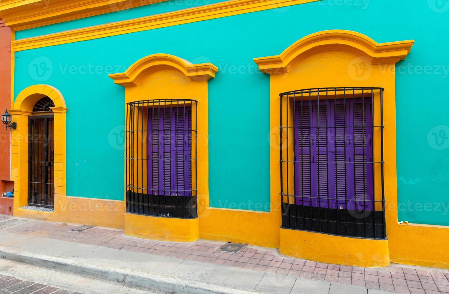 messico, mazatlan, colorate strade della città vecchia nel centro storico vicino a el malecon e alla riva dell'oceano foto