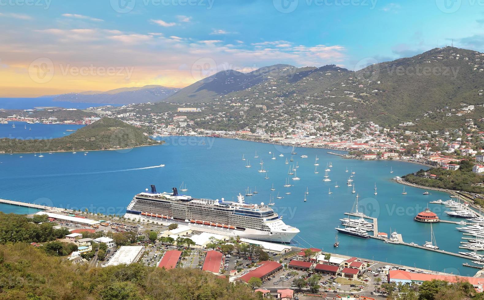 nave da crociera ormeggiata vicino all'isola di Saint Thomas durante una crociera di vacanza ai Caraibi foto