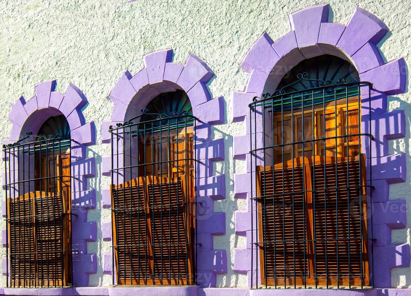 messico, mazatlan, colorate strade della città vecchia nel centro storico della città foto