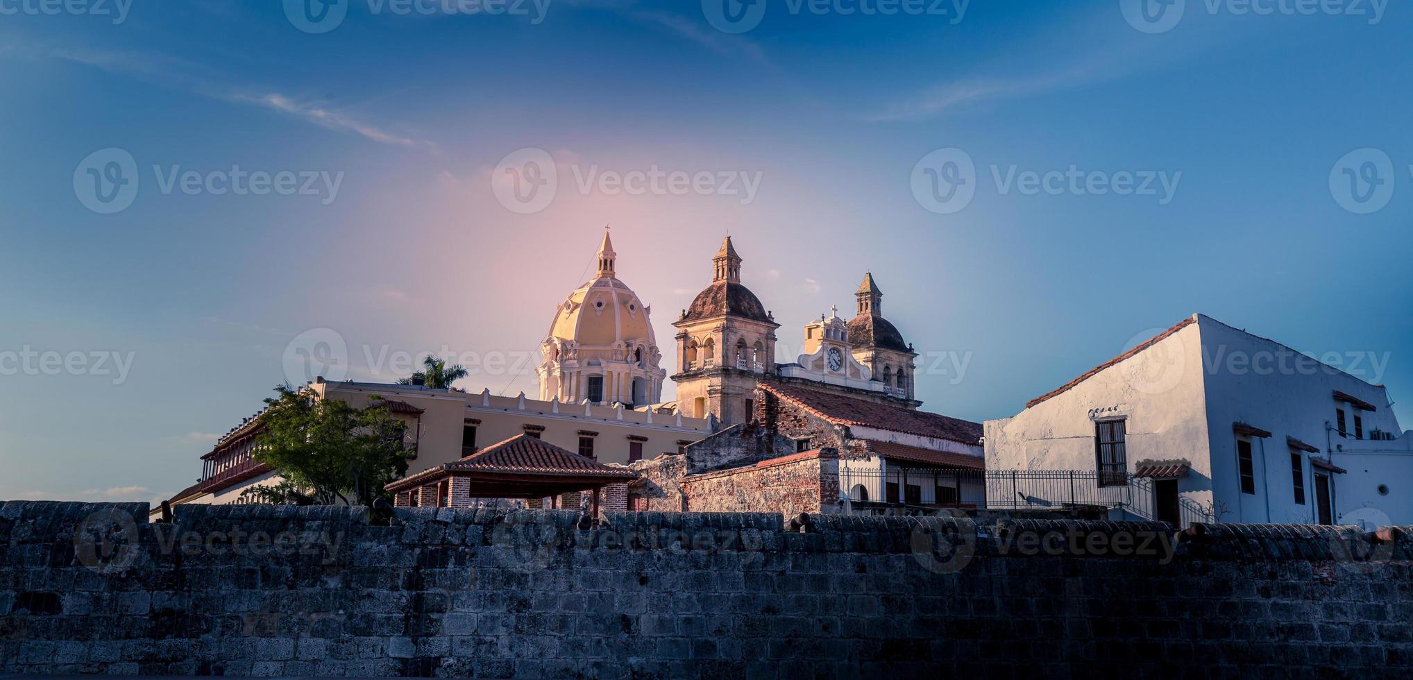 famosa città murata coloniale di Cartagena, cuidad amurrallada, e i suoi edifici colorati nel centro storico della città, un sito designato patrimonio mondiale dell'UNESCO foto