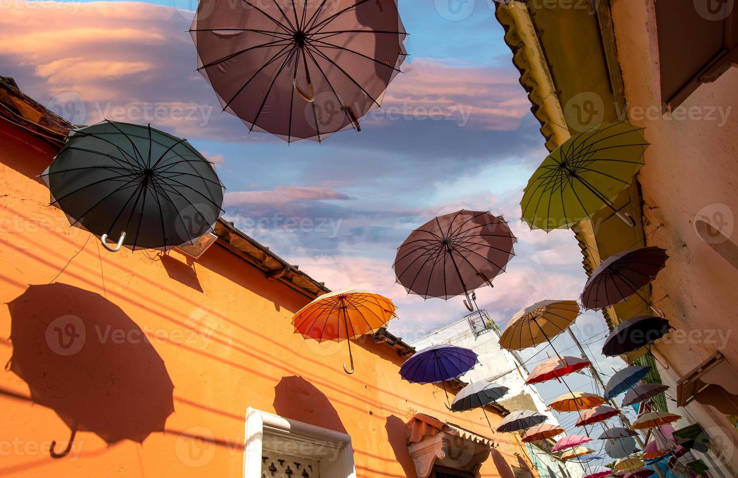 colombia, pittoresche strade colorate di cartagena nello storico quartiere di getsemani vicino alla città murata, ciudad amurallada foto