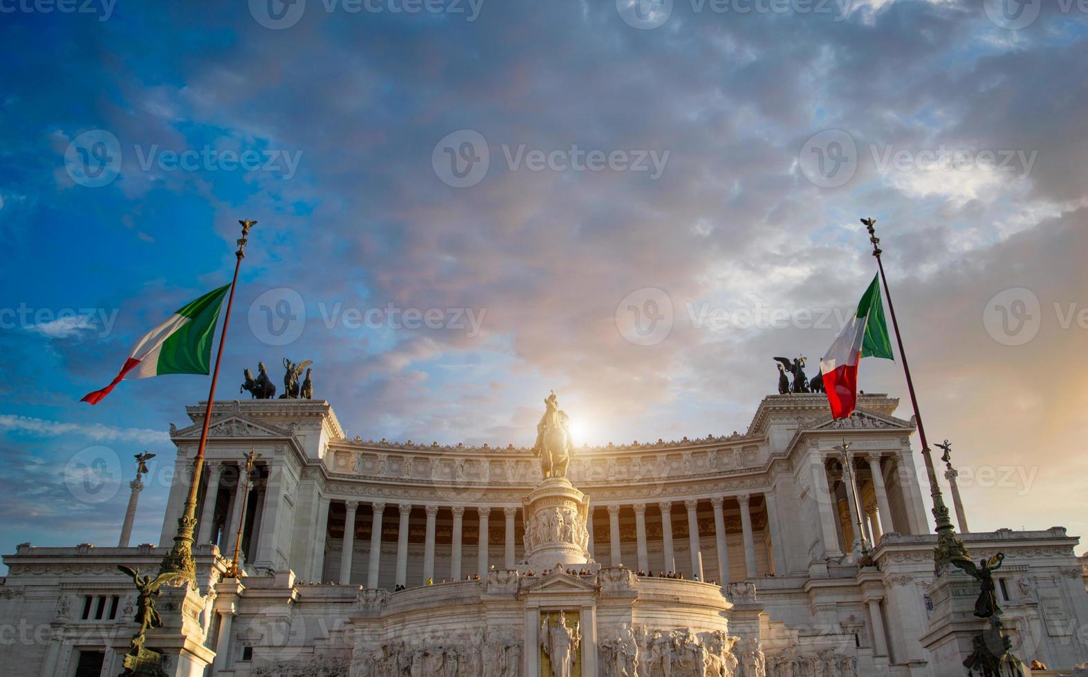 roma, scenico altare della patria. Monumento a Vittorio Emanuele II foto