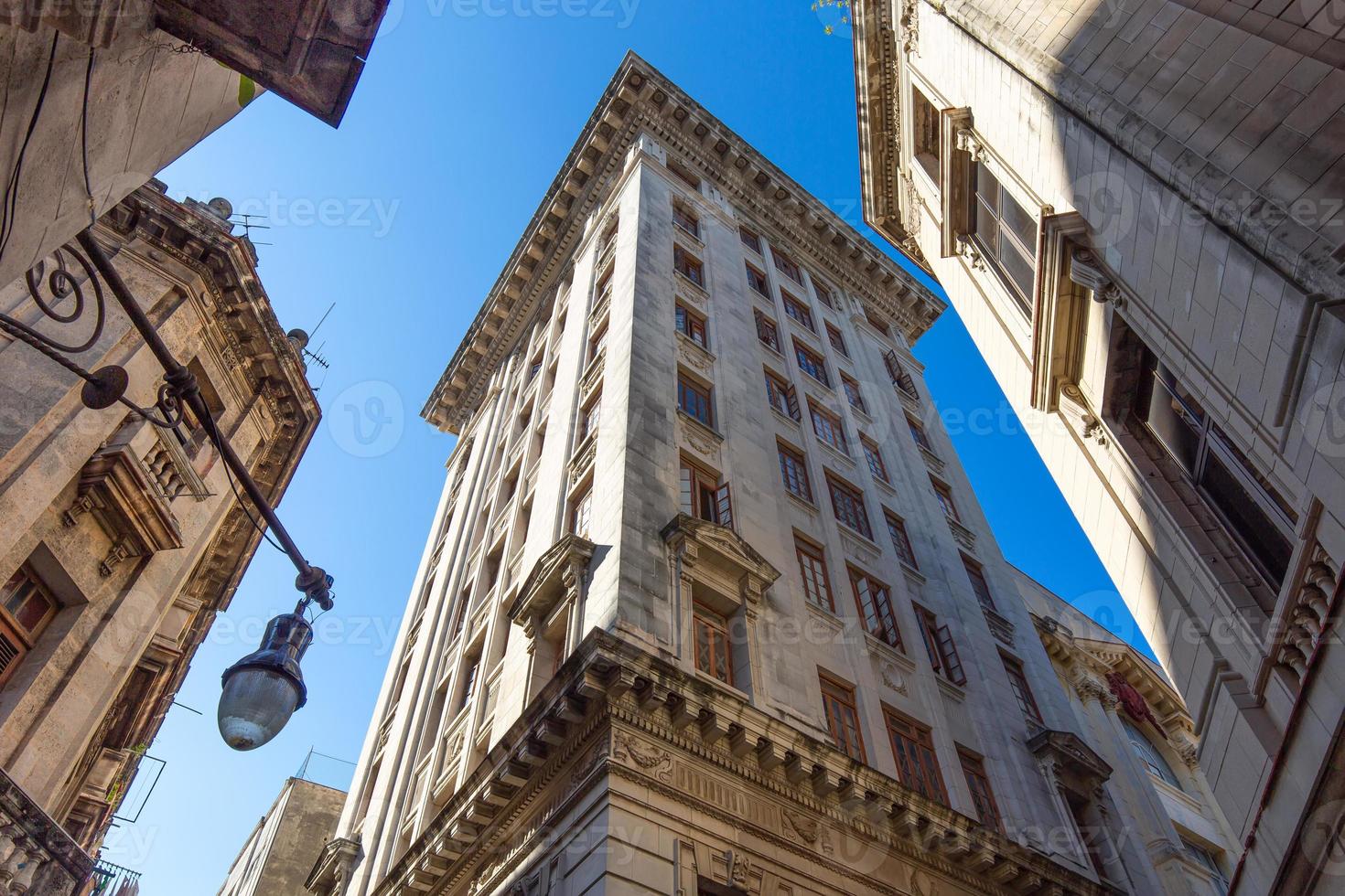 pittoresche strade colorate dell'Avana Vecchia nel centro storico della città di L'Avana vicino a Paseo El Prado e Capitolio foto