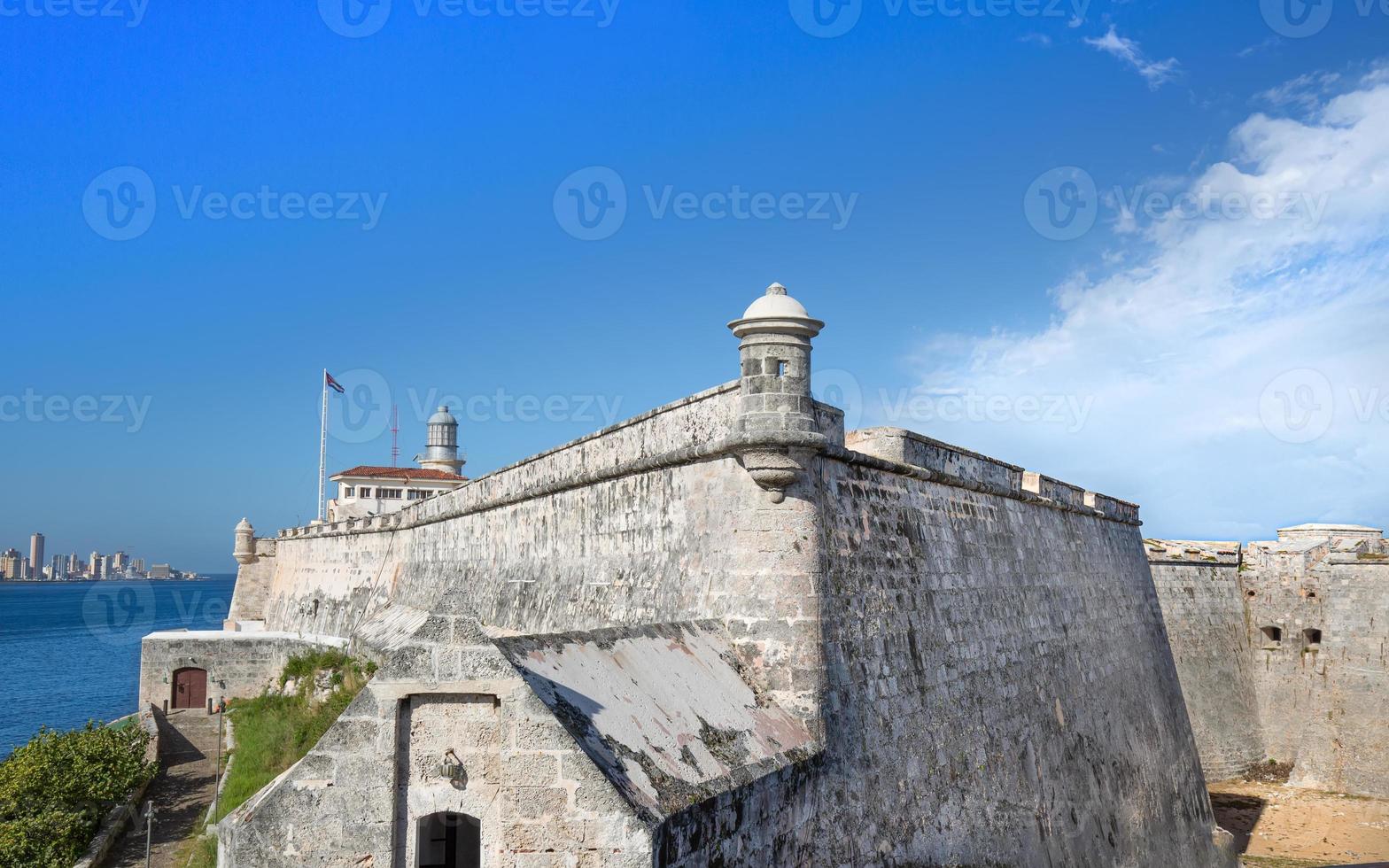 famoso castello morro castillo de los tres reyes del morro, una fortezza a guardia dell'ingresso alla baia dell'avana a l'avana, cuba foto