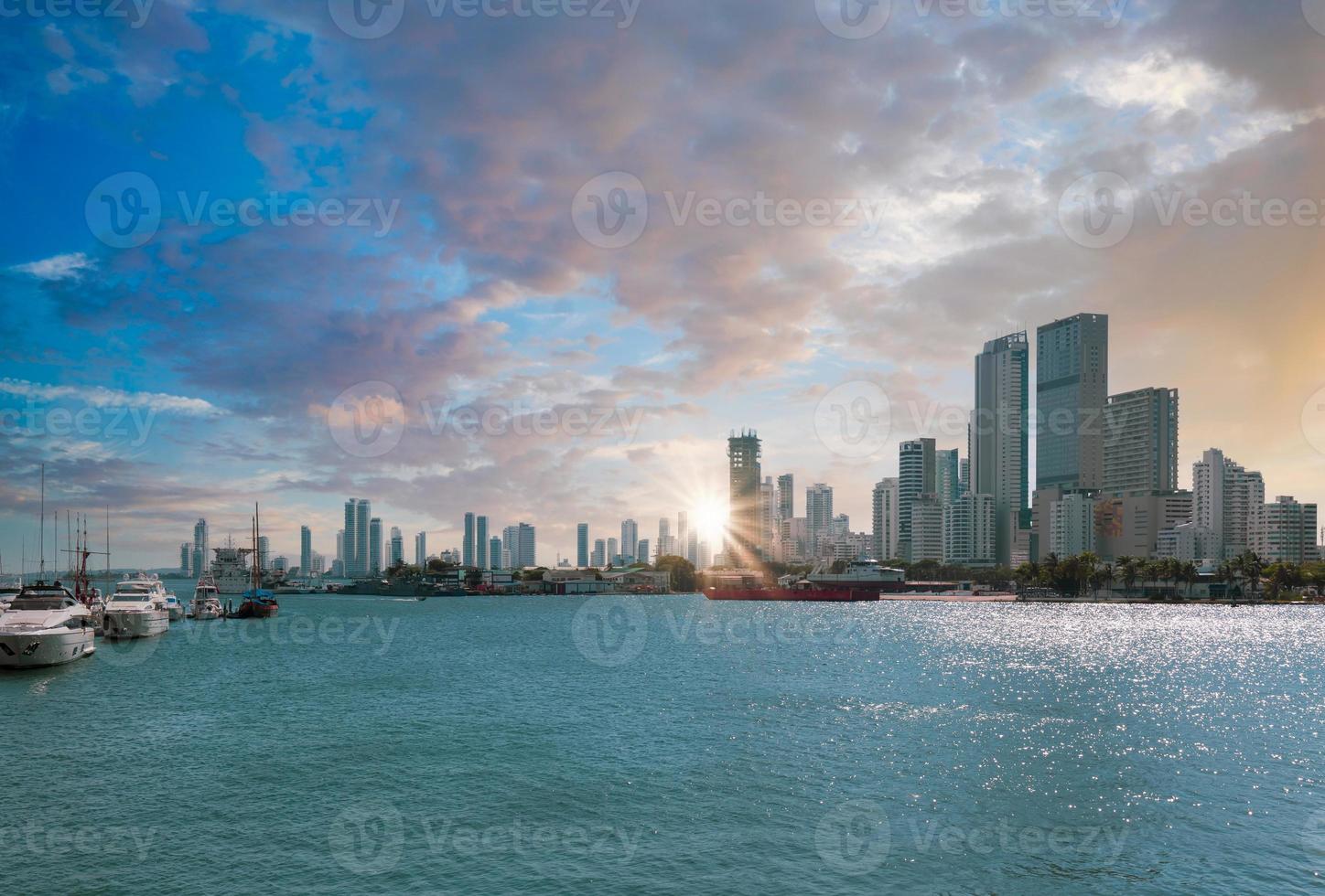 colombia, scenico baia di cartagena bocagrande e skyline della città al tramonto foto