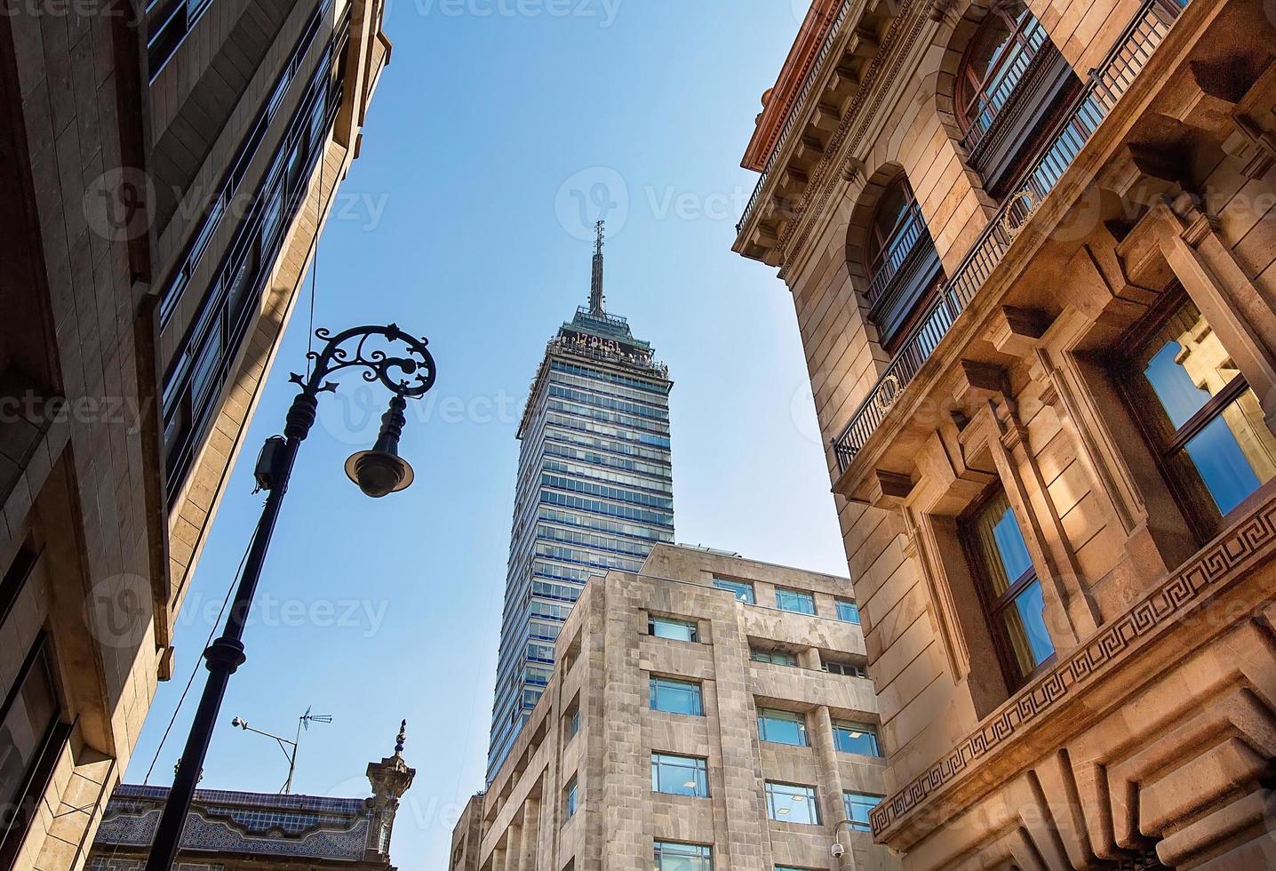 città del messico, torre latinoamericana vicino al parco centrale di alameda foto