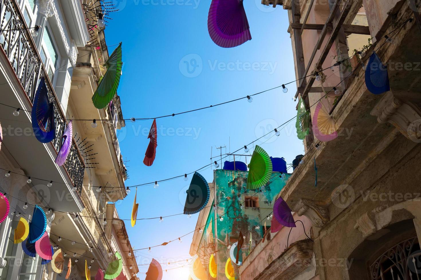 pittoresche strade colorate dell'avana vecchia nel centro storico della città - havana vieja - vicino a paseo el prado e capitolio. foto