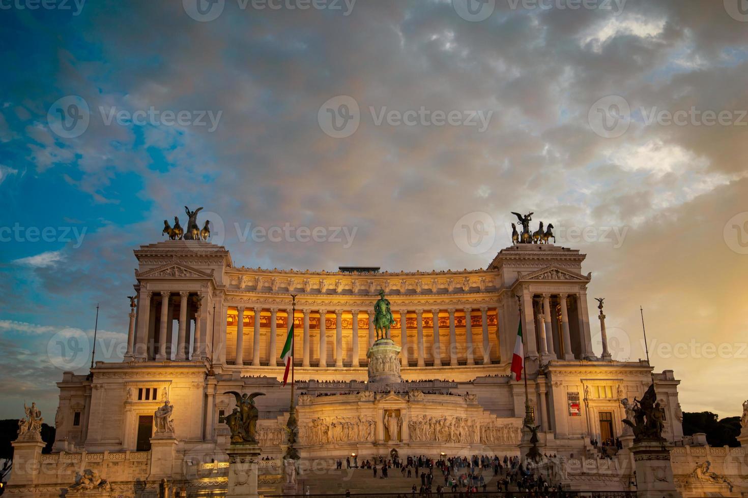 roma, scenico altare della patria. Monumento a Vittorio Emanuele II foto